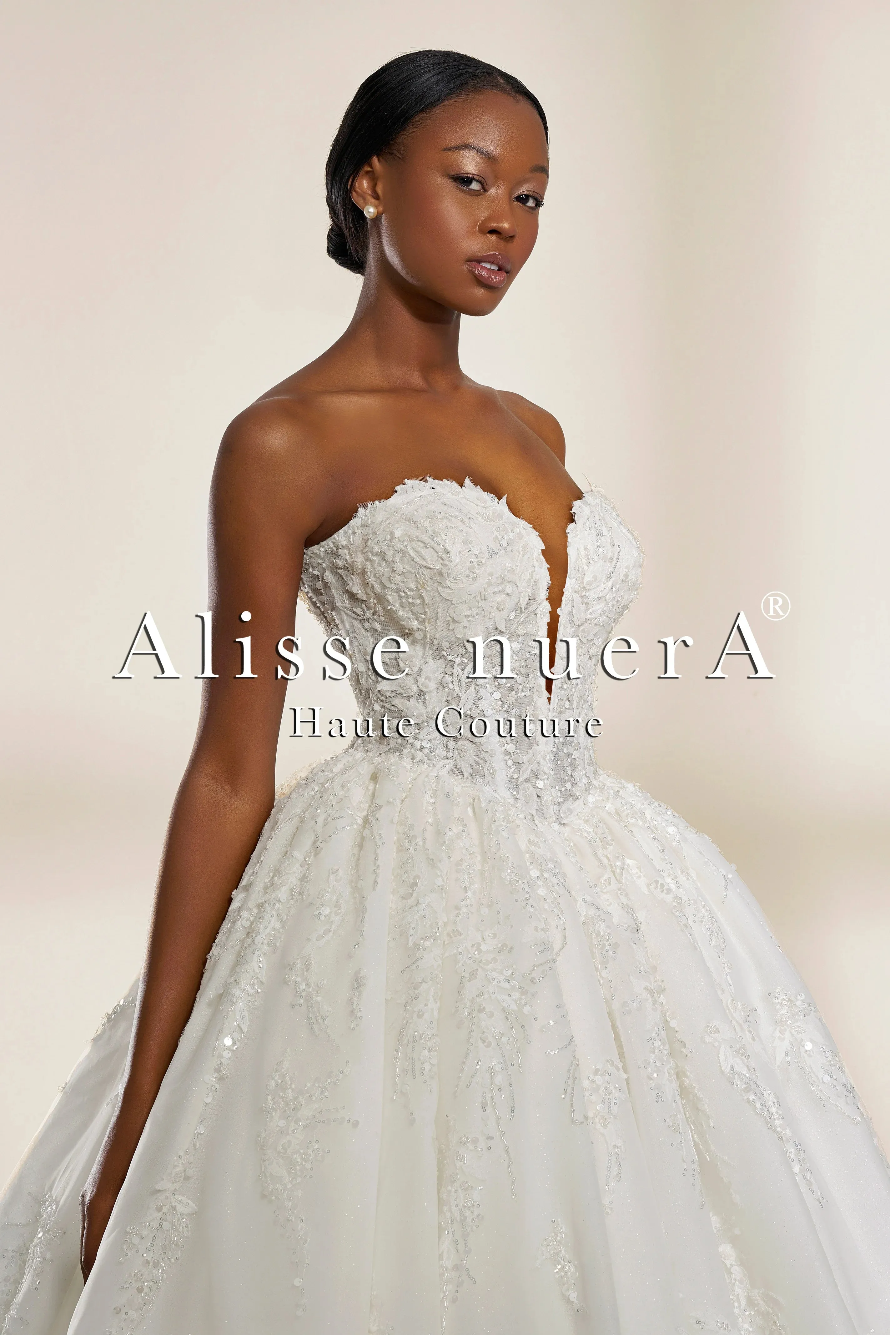 Strapless Sweetheart Neckline Off-White Lace Ball Gown Wedding Dress